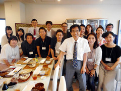 H300623_6_lunchallmember.jpg